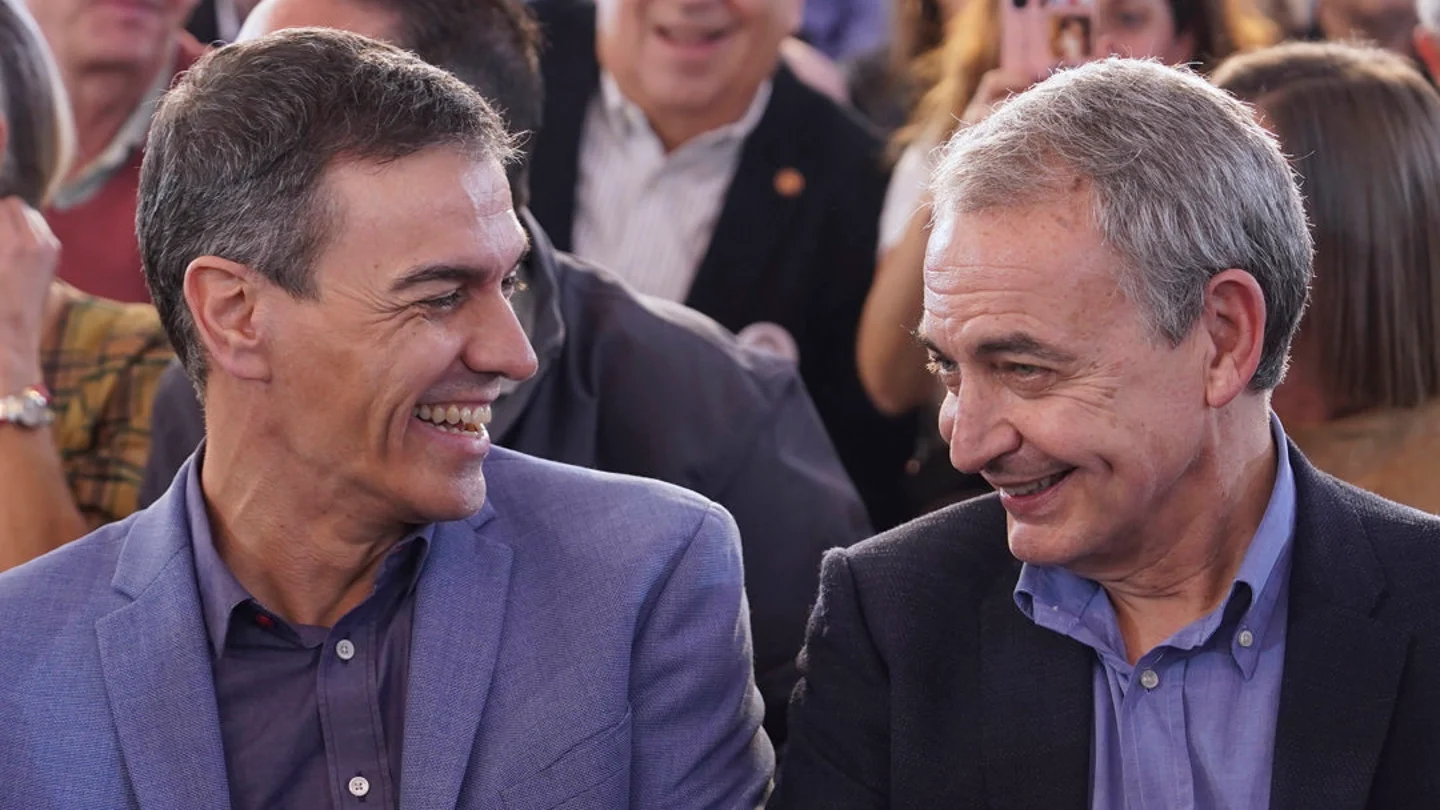 Imagen de archivo del presidente del Gobierno, Pedro Sánchez (i), junto al expresidente, José Luis Rodríguez Zapatero, durante un mitin Imagen de archivo del presidente del Gobierno, Pedro Sánchez (i), junto al expresidente, José Luis Rodríguez Zapatero, durante un mitin/ EFE
