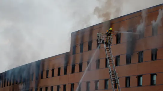 Bomberos trabajan en la extinción de un incendio en Málaga Bomberos trabajan en la extinción de un incendio en Málaga