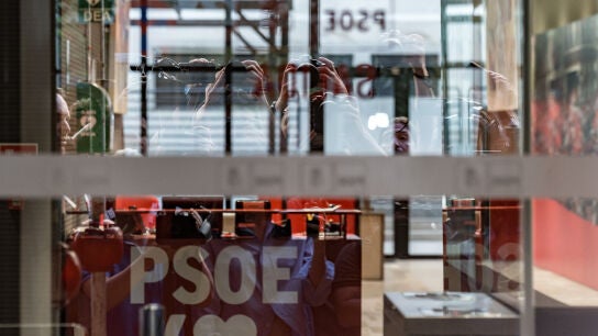 Acceso a la sede nacional del PSOE en Ferraz, a 27 de mayo de 2026, en Madrid (Espa&ntilde;a). 