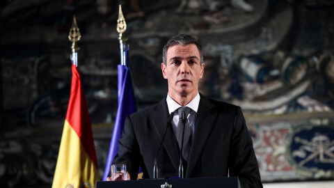 El presidente del Gobierno, Pedro S&aacute;nchez, ofrece una rueda de prensa en la Embajada de Espa&ntilde;a ante el Vaticano tras reunirse con el Papa Le&oacute;n XIV