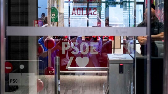 Agentes de la Unidad Central Operativa (UCO) de la Guardia Civil se encuentran desde primera hora en la sede central del PSOE en la calle Ferraz de Madrid