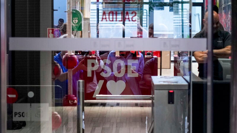 Agentes de la Unidad Central Operativa (UCO) de la Guardia Civil se encuentran desde primera hora en la sede central del PSOE en la calle Ferraz de Madrid