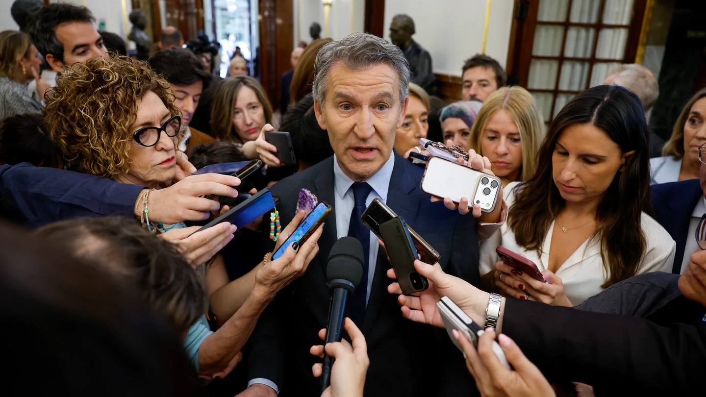 El líder del Partido Popular, Alberto Núñez-Feijóo, se dirige a medios de comunicación a su llegada al Congreso de los Diputados El líder del Partido Popular, Alberto Núñez-Feijóo, se dirige a medios de comunicación a su llegada al Congreso de los Diputados