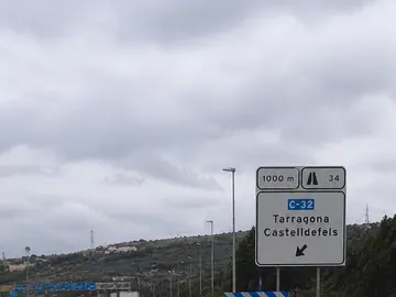 Vehículo tomando una salida de Autopista fuera del carril de deceleración. Vehículo tomando una salida de Autopista fuera del carril de deceleración.