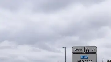 Vehículo tomando una salida de Autopista fuera del carril de deceleración. Vehículo tomando una salida de Autopista fuera del carril de deceleración.