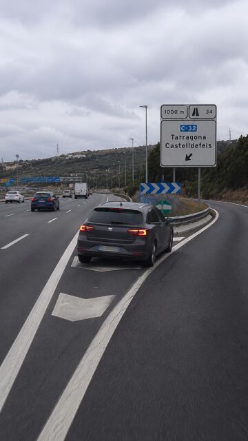 Veh&iacute;culo tomando una salida de Autopista fuera del carril de deceleraci&oacute;n.