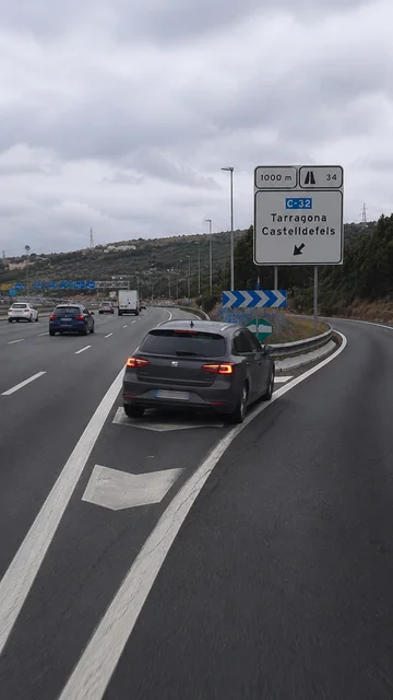 Vehículo tomando una salida de Autopista fuera del carril de deceleración. Vehículo tomando una salida de Autopista fuera del carril de deceleración.