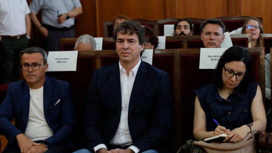 El hermano del presidente del gobierno David S&aacute;nchez (c), Miguel &Aacute;ngel Gallardo, ex l&iacute;der del PSOE extreme&ntilde;o, y Elisa Moriano Morales, este jueves en la Audiencia de Badajoz