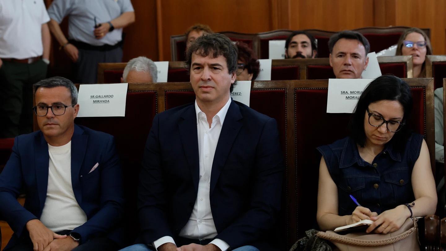El hermano del presidente del gobierno David Sánchez (c), Miguel Ángel Gallardo, ex líder del PSOE extremeño, y Elisa Moriano Morales, este jueves en la Audiencia de Badajoz El hermano del presidente del gobierno David Sánchez (c), Miguel Ángel Gallardo, ex líder del PSOE extremeño, y Elisa Moriano Morales, este jueves en la Audiencia de Badajoz