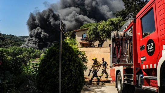 Se declara un incendio en el patio de una nave industrial de parafina en Òrrius (Barcelona) Se declara un incendio en el patio de una nave industrial de parafina en Òrrius (Barcelona)