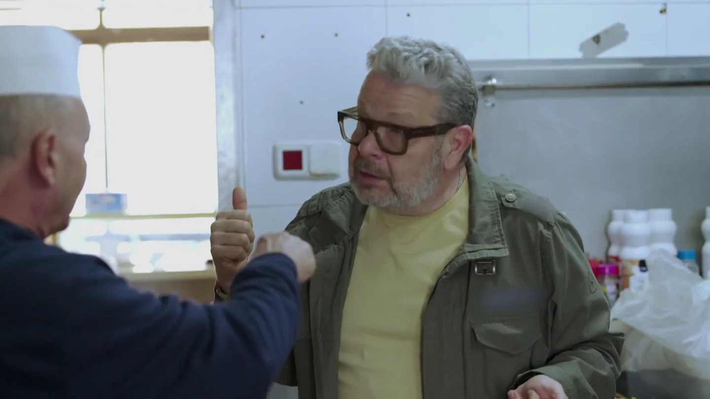 El tenso enfrentamiento entre el jefe de cocina de el 'Valmar' y Alberto Chicote en pleno caos El tenso enfrentamiento entre el jefe de cocina de el 'Valmar' y Alberto Chicote en pleno caos