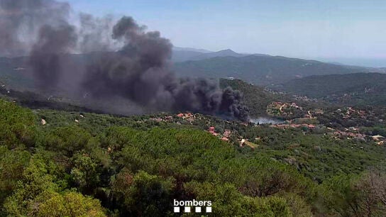 Incendio originado en una industria de parafina de Orrius (Barcelona)