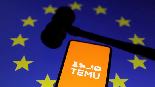 Imagen de archivo del logotipo de Temu, un mazo y la bandera de la Unión Europea Imagen de archivo del logotipo de Temu, un mazo y la bandera de la Unión Europea
