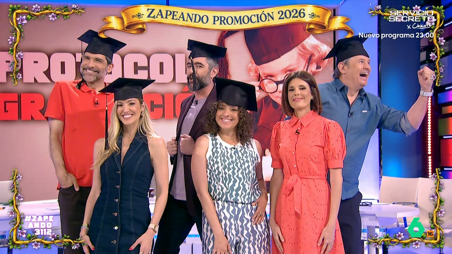 María José Gómez y Verdú comparte varios consejos sobre cómo posar en la foto de graduación La experta en protocolo y etiqueta indica que la foto de graduación se debe tomar como un momento serio y, por ese motivo, no se puede posar de cualquier manera.