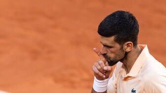 Enfado monumental de Novak Djokovic con el p&uacute;blico de Roland Garros durante sus saques