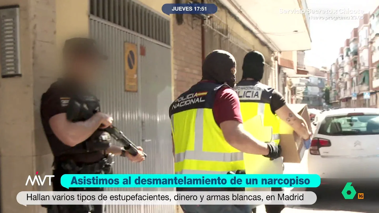 Más Vale Tarde es testigo del desmantelamiento de un narcopiso en Getafe Más Vale Tarde presencia la operación de la Policía Nacional para la desmantelamiento de un narcopiso que había convertido un barrio de Getafe en un foco de delincuencia. En su interior había cocaína, heroína, armas blancas y dinero en efectivo.