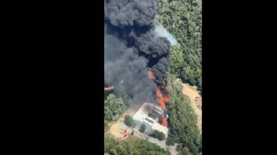 Confinan a la poblaci&oacute;n de &Ograve;rrius (Barcelona) por un incendio en el patio de una nave industrial