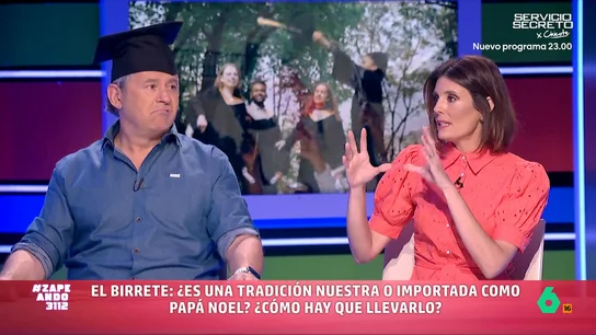 María José Gómez y Verdú sentencia los birretes americanos: "Es una cosa feísima que no sienta bien" Comienza la época de las graduaciones en colegios, institutos y universidades. Ahora es muy habitual que los graduados se pongan un birrete americano para la ceremonia. Pero ¿esto es algo importado o también está dentro de la tradición española?