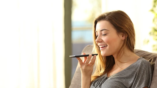Una chica mandando un audio Una chica mandando un audio