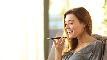 Una chica mandando un audio Una chica mandando un audio
