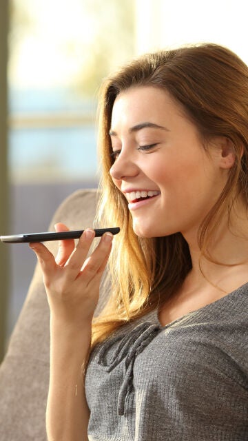 Una chica mandando un audio