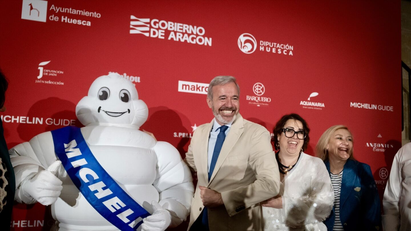 El presidente Azc&oacute;n y la consejera de Agricultura, Ganader&iacute;a y Alimentaci&oacute;n, Arancha Sim&oacute;n, en la presentaci&oacute;n de la Gala Michelin en Huesca