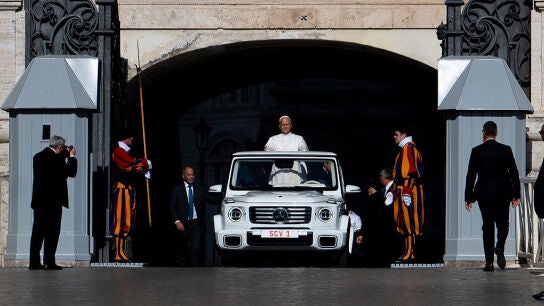 Le&oacute;n XIV a bordo del Mercedes G 580 el&eacute;ctrico como 'Papam&oacute;vil' 