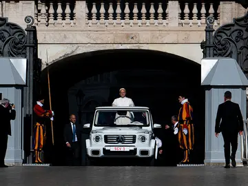 León XIV a bordo del Mercedes G 580 eléctrico como 'Papamóvil' León XIV a bordo del Mercedes G 580 eléctrico como 'Papamóvil'