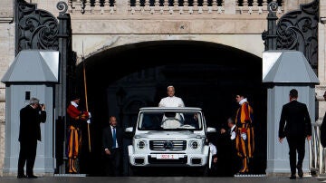 Le&oacute;n XIV a bordo del Mercedes G 580 el&eacute;ctrico como 'Papam&oacute;vil' 