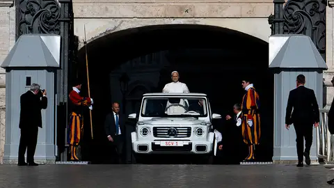 León XIV a bordo del Mercedes G 580 eléctrico como 'Papamóvil' León XIV a bordo del Mercedes G 580 eléctrico como 'Papamóvil'