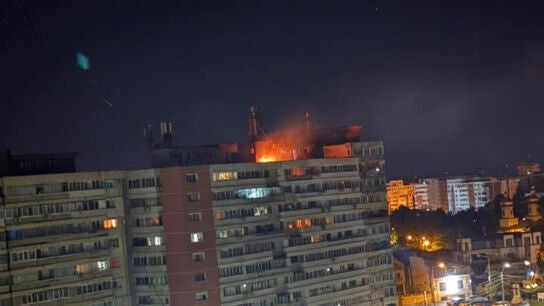 Imagen de un edificio en llamas en Ruman&iacute;a tras el impacto de un dron