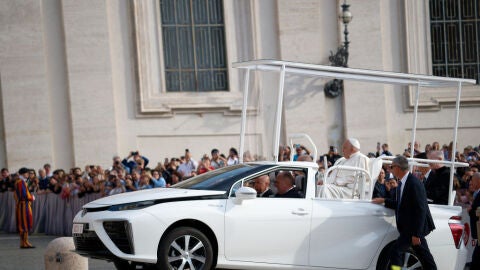 El papa Francisco, en un Toyota Mirai, un papamóvil propulsado por hidrógeno, al finalizar la audiencia general semanal en el Vaticano.