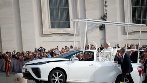 El papa Francisco, en un Toyota Mirai, un papamóvil propulsado por hidrógeno, al finalizar la audiencia general semanal en el Vaticano. El papa Francisco, en un Toyota Mirai, un papamóvil propulsado por hidrógeno, al finalizar la audiencia general semanal en el Vaticano.
