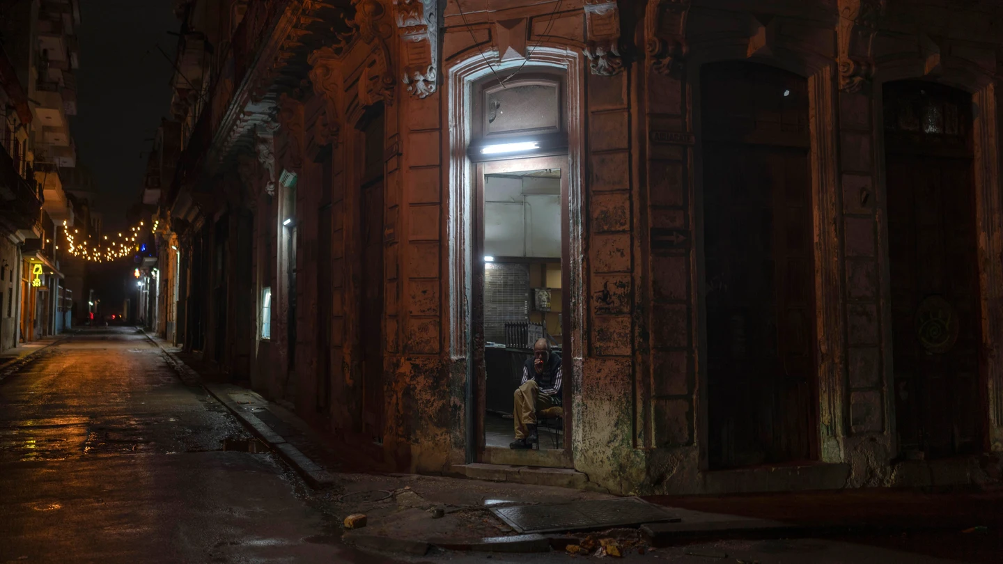 Una persona en el interior de un edificio durante un apagón en La Habana, Cuba Una persona en el interior de un edificio durante un apagón en La Habana, Cuba