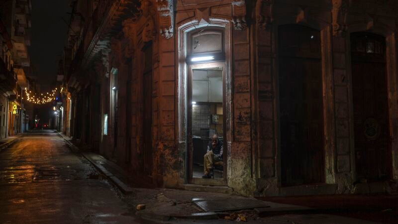 Una persona en el interior de un edificio durante un apag&oacute;n en La Habana, Cuba