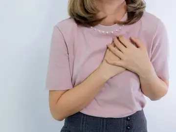 Una mujer sufriendo un infarto Una mujer sufriendo un infarto