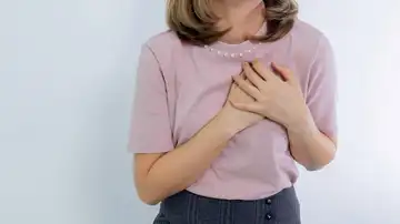 Una mujer sufriendo un infarto Una mujer sufriendo un infarto