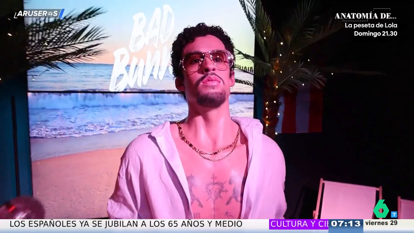 Alfonso Arús bromea con la nueva figura de Bad Bunny en el Museo de Cera: "Ya están tardando los de Zara en vestirlo" Alfonso Arús bromea con la nueva figura de Bad Bunny en el Museo de Cera: "Ya están tardando los de Zara en vestirlo"