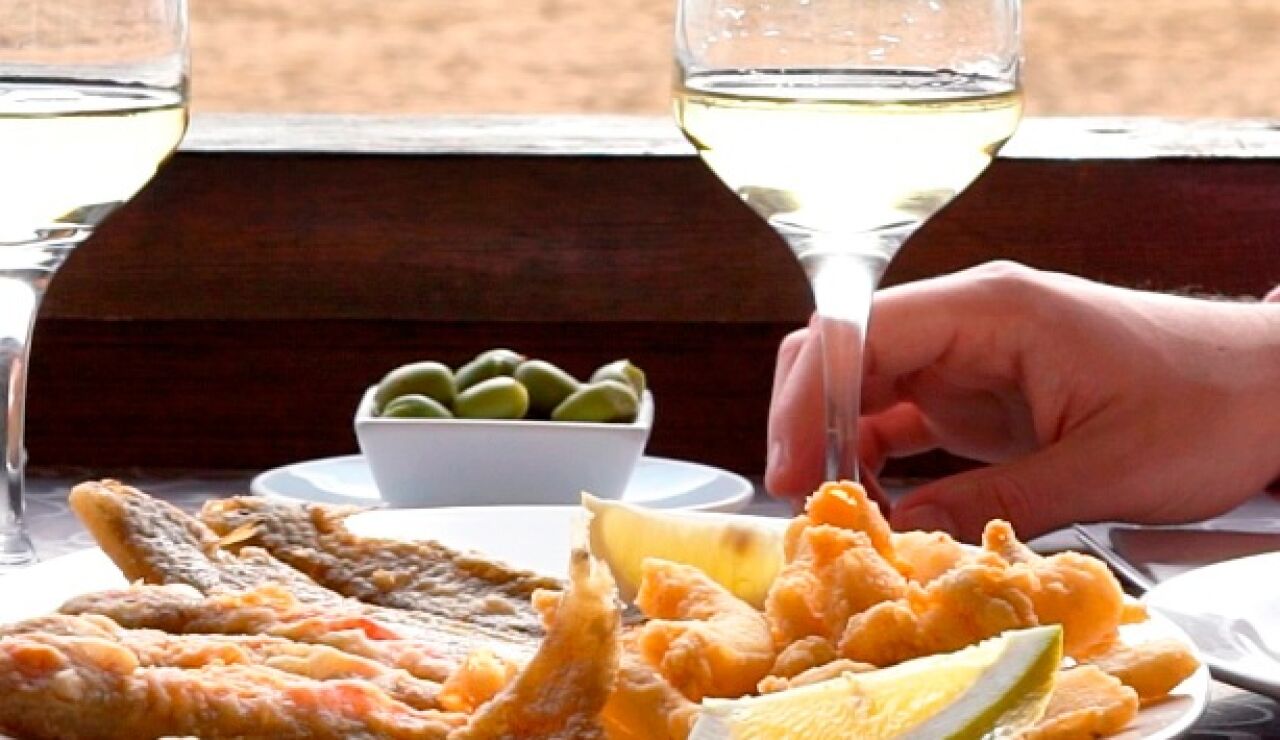 Sol, playa, pesca&iacute;to frito y vino en Huelva