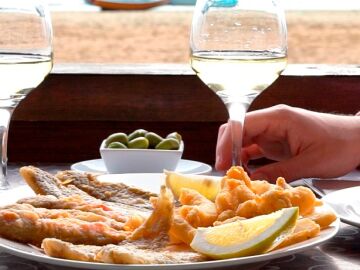 Sol, playa, pesca&iacute;to frito y vino en Huelva