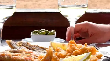 Sol, playa, pescaíto frito y vino en Huelva Sol, playa, pescaíto frito y vino en Huelva