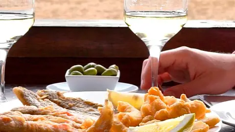 Sol, playa, pescaíto frito y vino en Huelva Sol, playa, pescaíto frito y vino en Huelva