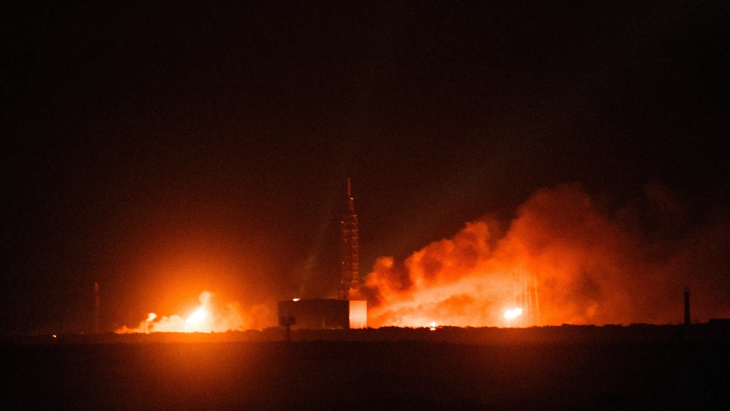 Fuego y humo se elevan desde la plataforma de lanzamiento del cohete New Glenn de Blue Origin mientras explota durante una prueba en Cabo Cañaveral, Florida Fuego y humo se elevan desde la plataforma de lanzamiento del cohete New Glenn de Blue Origin mientras explota durante una prueba en Cabo Cañaveral, Florida