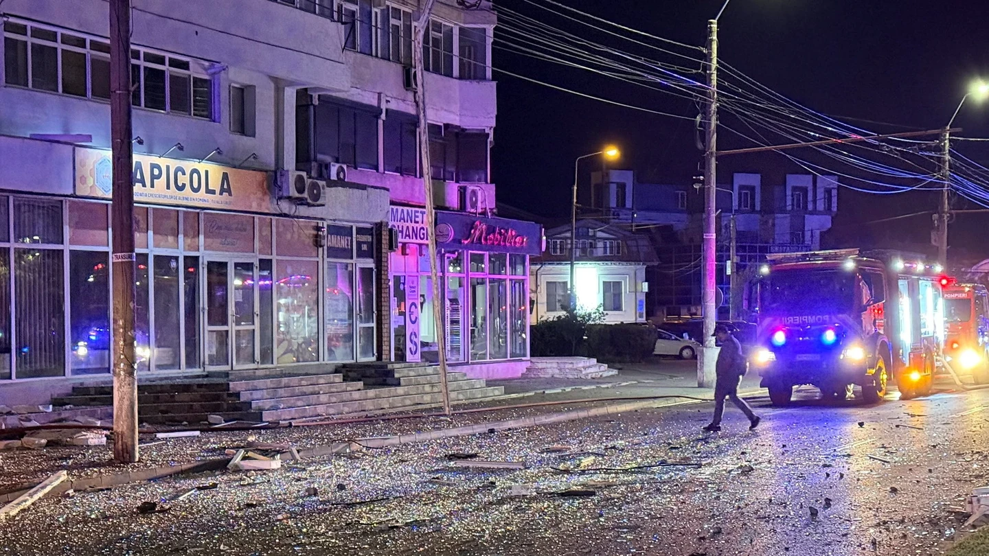 Un hombre camina por el lugar de una explosión en un bloque de apartamentos residenciales tras el impacto de un dron en Galati, Rumania Un hombre camina por el lugar de una explosión en un bloque de apartamentos residenciales tras el impacto de un dron en Galati, Rumania
