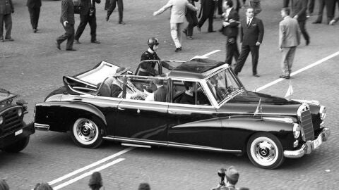 El Papa Pablo VI acude al Palacio del Quirinal para recibir el 'Premio Balzan' en 1966.