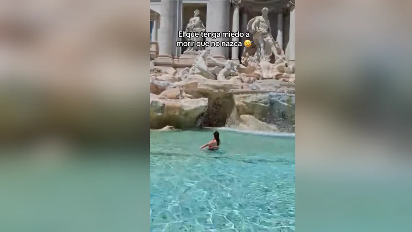 Turista nadando en la Fontana di Trevi de Roma Turista nadando en la Fontana di Trevi de Roma