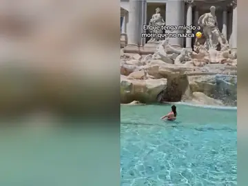 Turista nadando en la Fontana di Trevi de Roma Turista nadando en la Fontana di Trevi de Roma