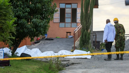 Funcionarios se encuentran junto a los cuerpos de las estudiantes que murieron en el incendio ocurrido en un colegio de Kenia Funcionarios se encuentran junto a los cuerpos de las estudiantes que murieron en el incendio ocurrido en un colegio de Kenia