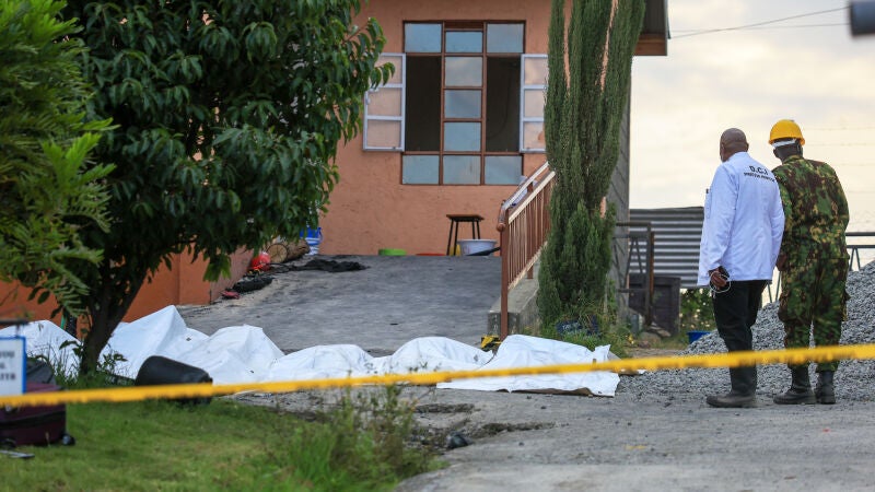 Funcionarios se encuentran junto a los cuerpos de las estudiantes que murieron en el incendio ocurrido en un colegio de Kenia