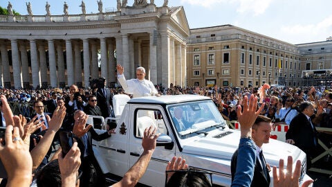 El Papa León XIV saluda a su llegada en el papamóvil en la Plaza de San Pedro.